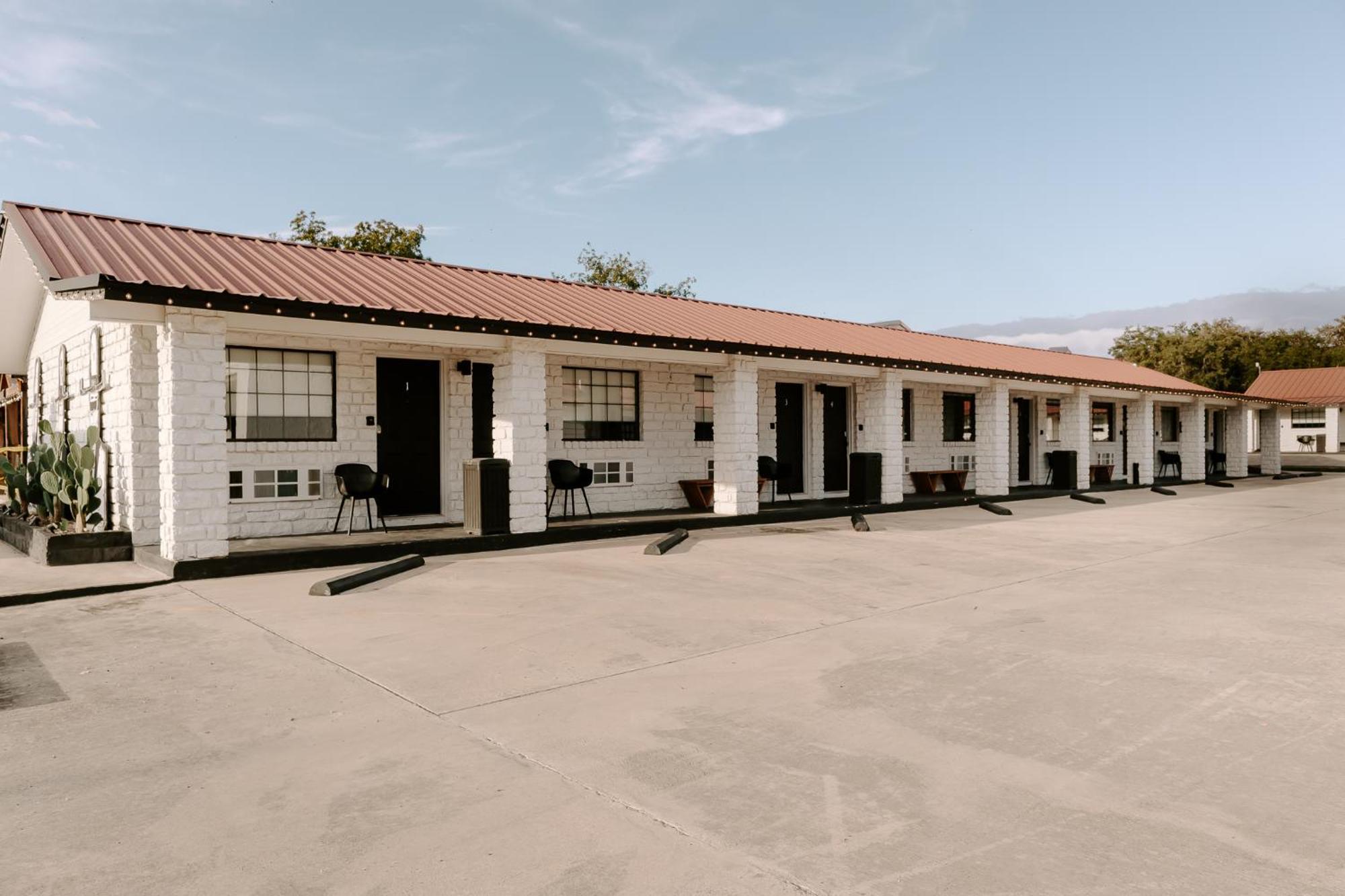 The Cowboy Motel Camp Wood Extérieur photo